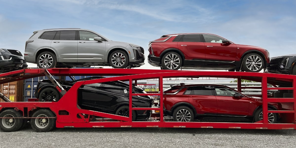 Varios vehículos Cadillac en un transportador de autos