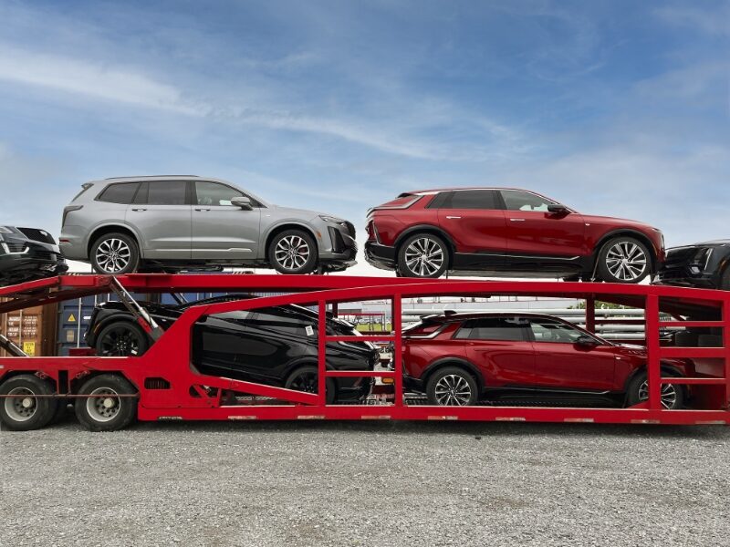 Varios vehículos Cadillac en un transportador de autos