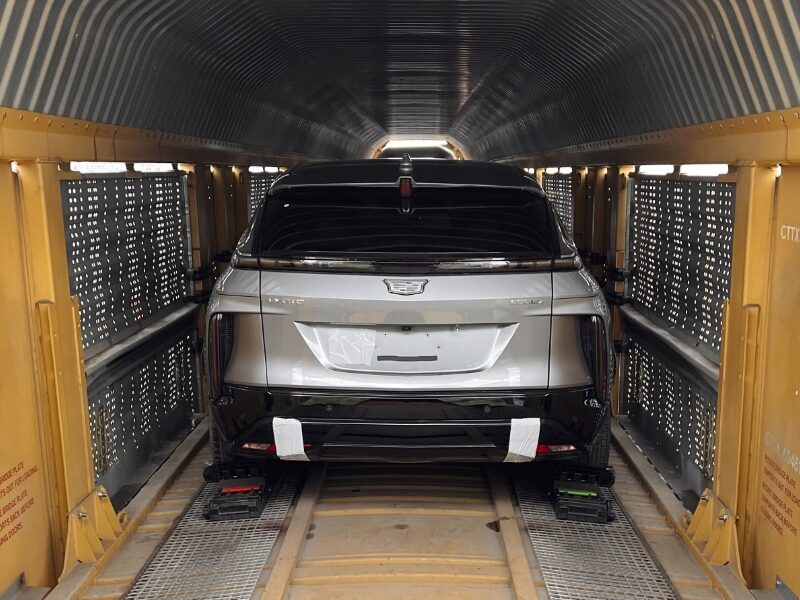 Cadillac Lyriq cargado en un vagón de tren