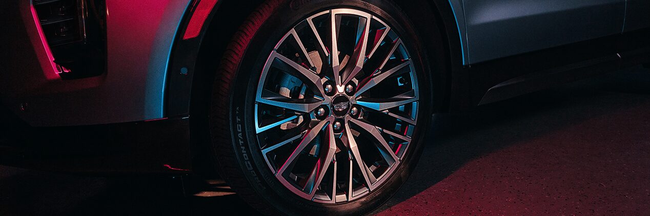 Primer plano del rin y la llanta delanteros izquierdos de la Cadillac XT4 2024