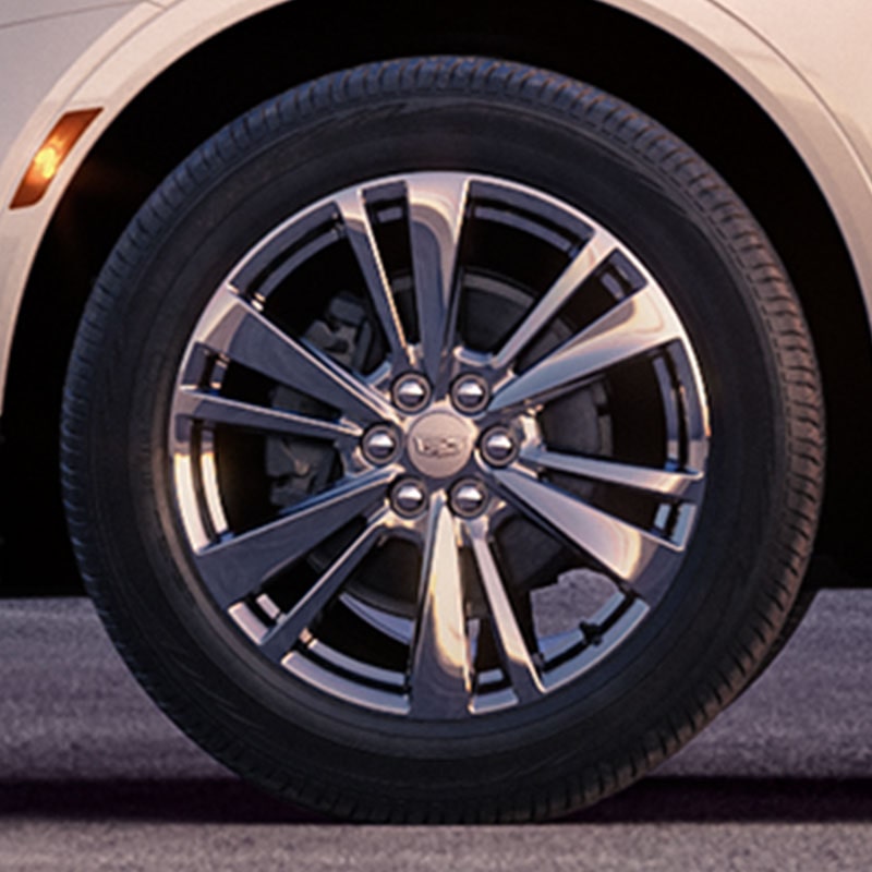 The 20" Alloy Wheels of the Crystal White Tricoat Cadillac XT5