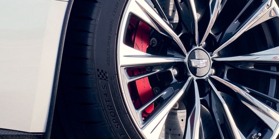 Freno Brembo del CT5-V Blackwing de cerca
