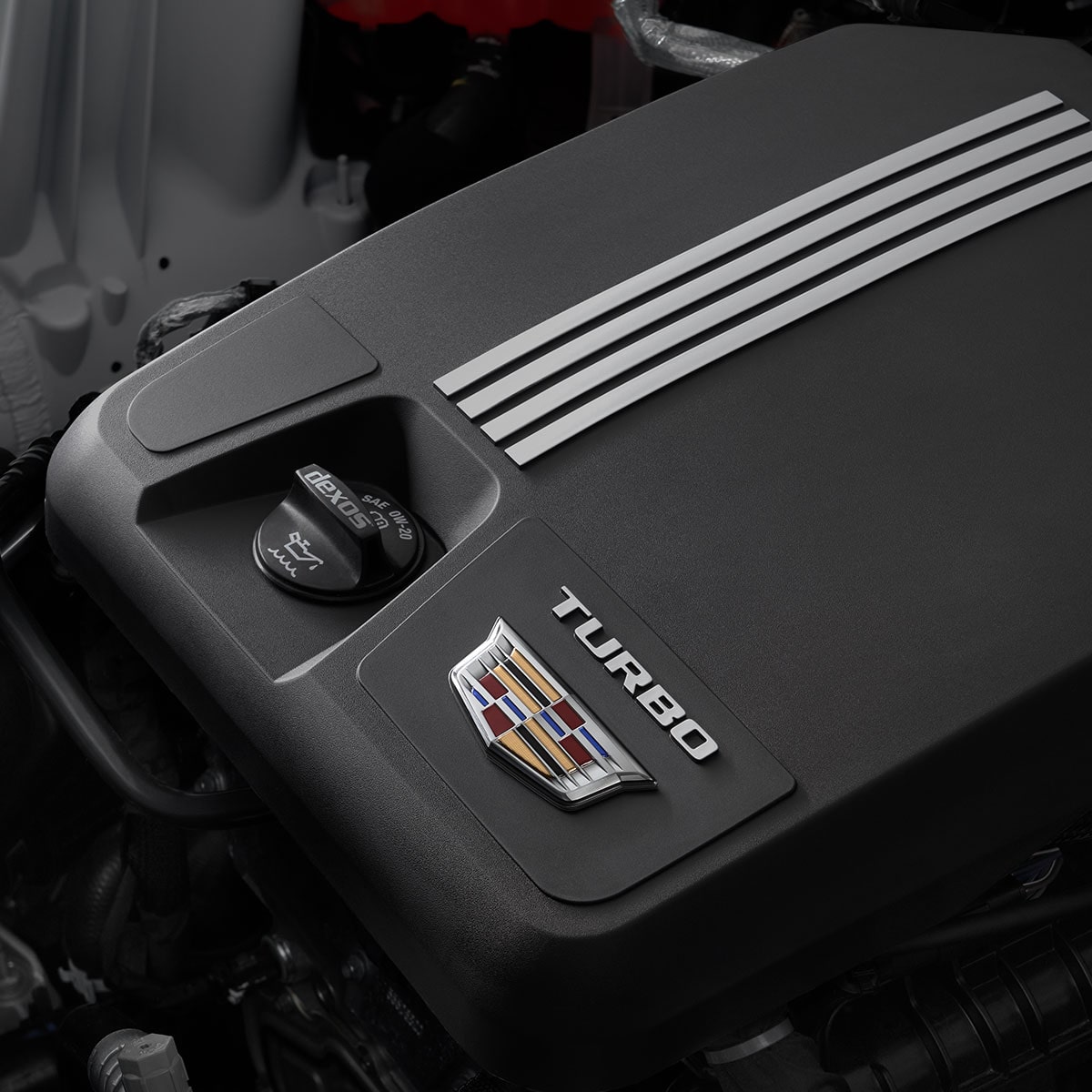 Motor turbocargado de doble desplazamiento de 2.0 L en el interior del Cadillac CT5 2023