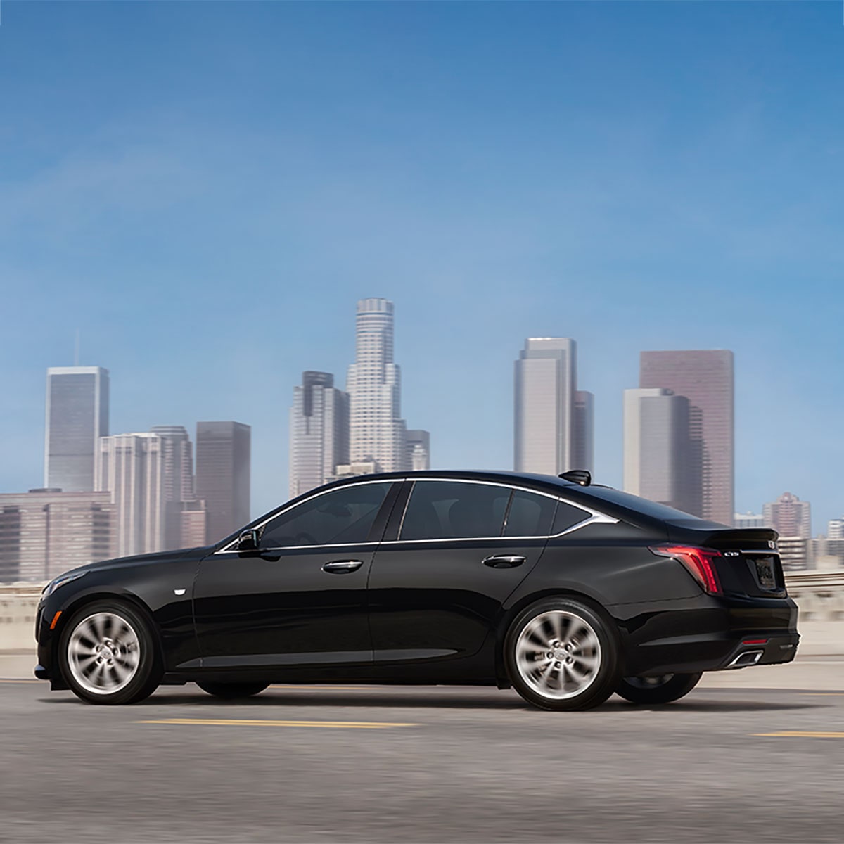 Cadillac CT5 2023 estacionado, con un paisaje urbano de fondo