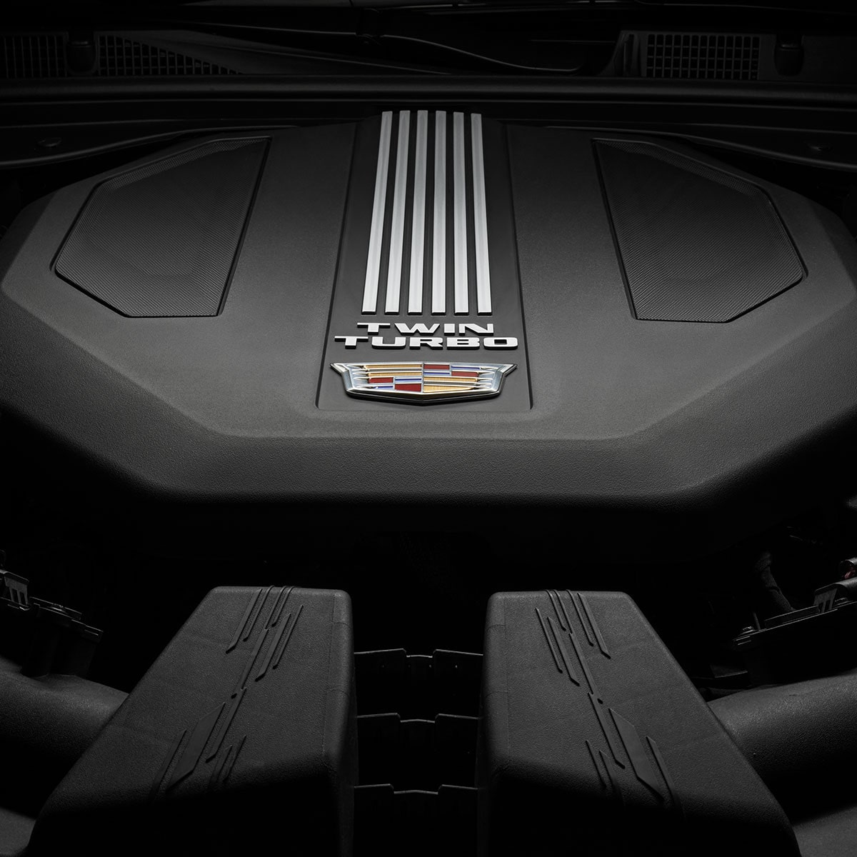 Motor biturbo V6 de 3.0 L en el interior del Cadillac CT5 2023