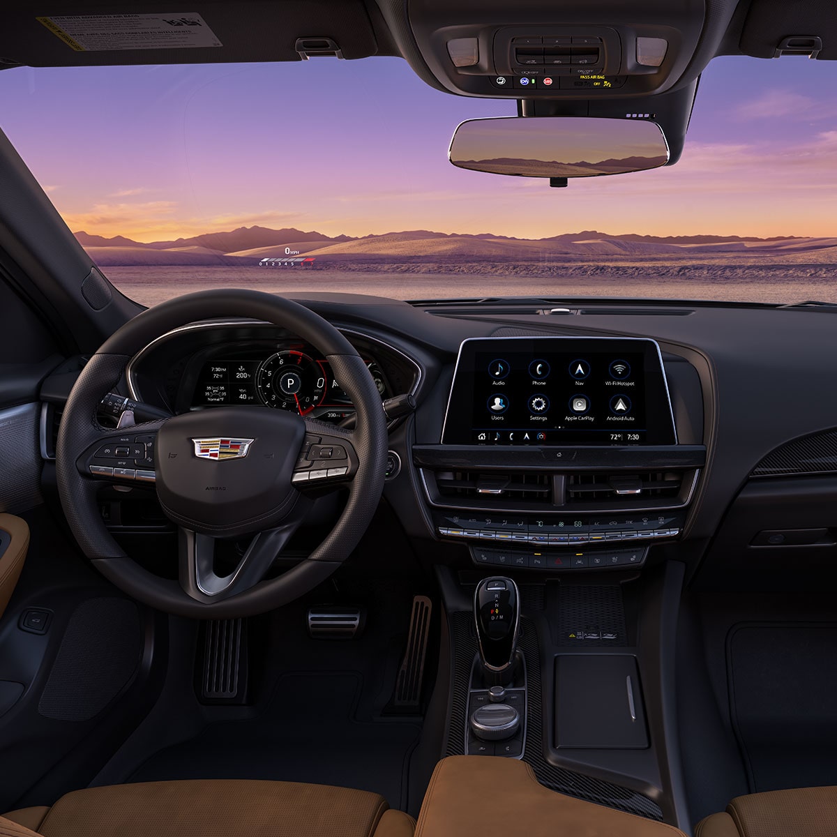 Vista del tablero del interior del Cadillac CT5, con vista a unas montañas fuera del parabrisas