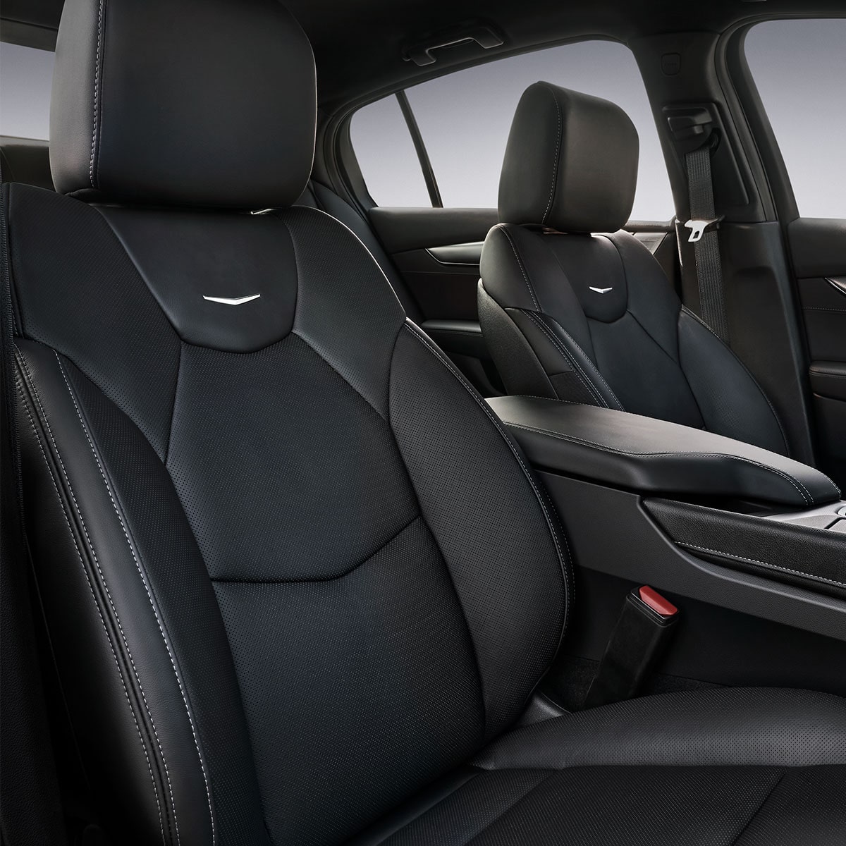 Asientos delanteros en piel de color Negro Azabache en el interior del Cadillac CT5