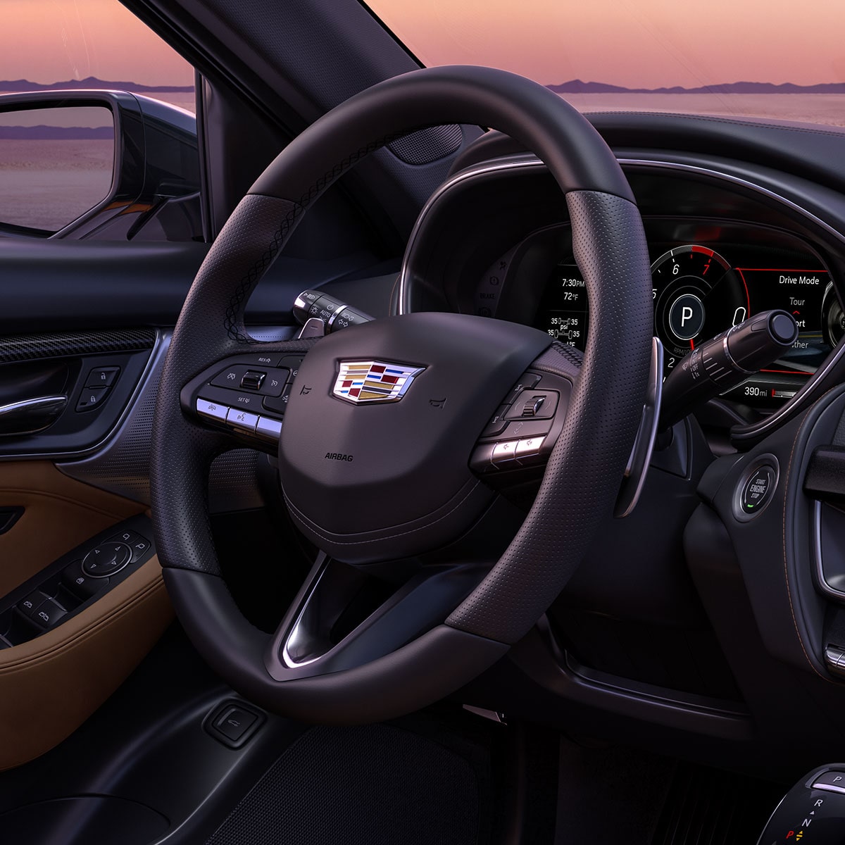 Vista del volante en el interior del Cadillac CT5, con vista a unas montañas fuera del parabrisas