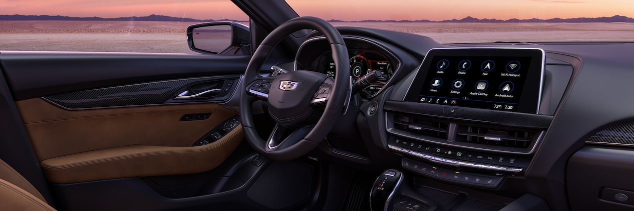Sistema de infoentretenimiento y pantalla del centro de información al conductor en el interior del Cadillac CT5