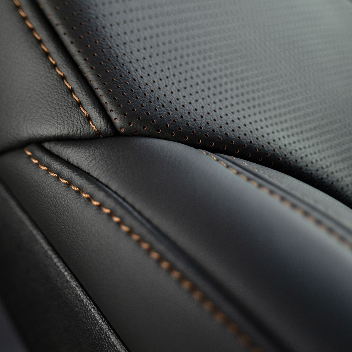 Detalle de la costura marrón en los asientos en piel de color Negro de Cadillac CT5