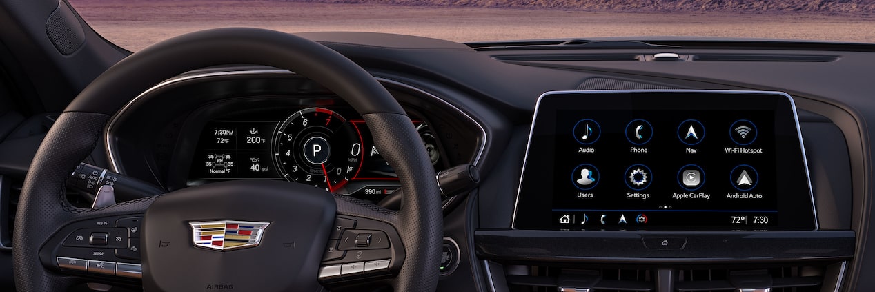 Sistema de infoentretenimiento y pantalla del centro de información al conductor en el interior del Cadillac CT5