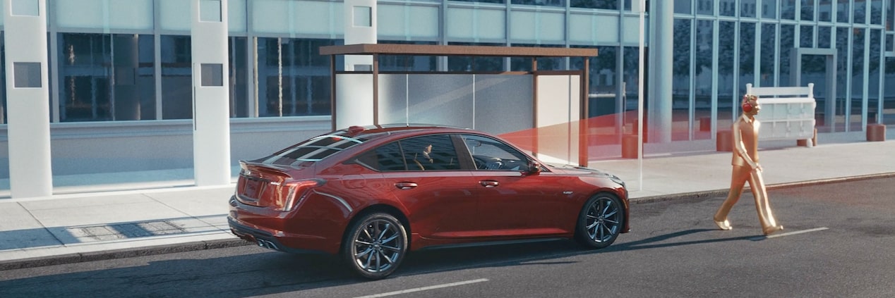 El Cadillac CT5 2023 utilizando la función de seguridad del sistema de frenos por peatón al frente