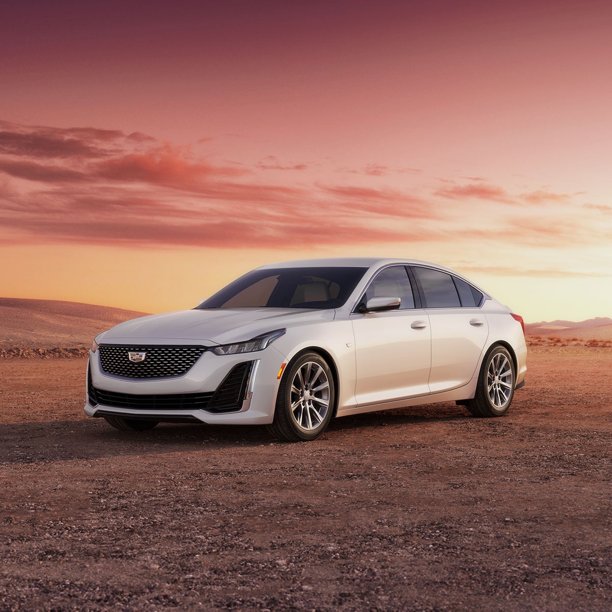 Cadillac CT5 en Acero Medianoche Metálico, circulando con un atardecer de fondo