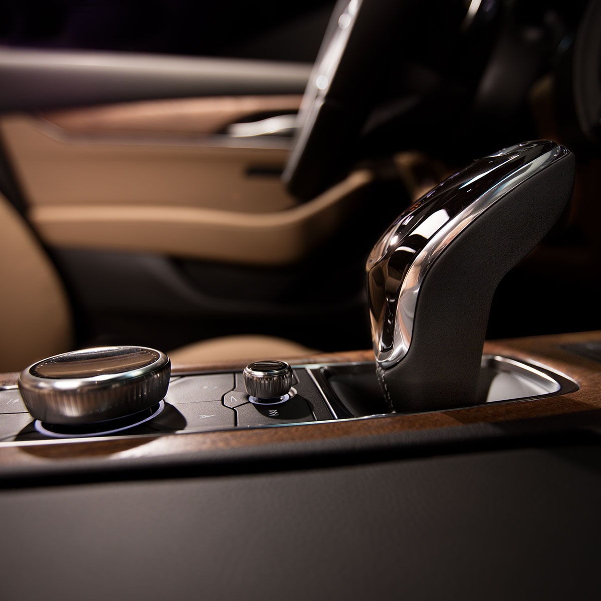 Primer plano de la palanca de cambios y del selector de modo de conducción en la consola central del Cadillac CT5