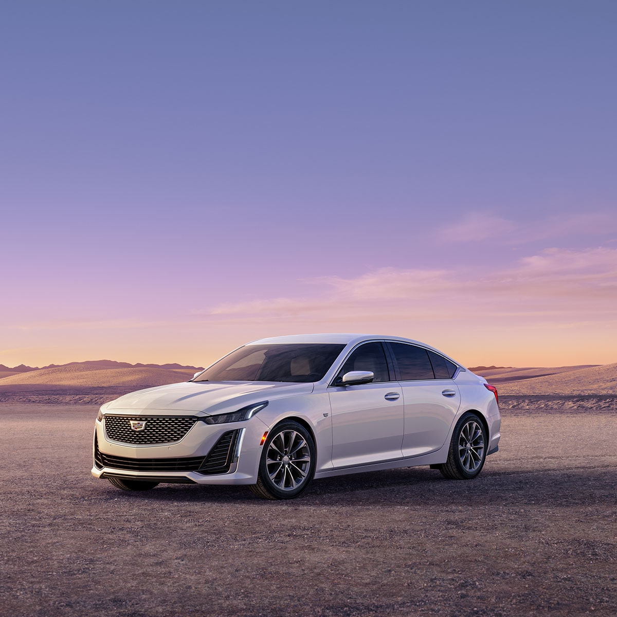 Un Cadillac CT5 en color Blanco Cristal tricapa estacionado en el desierto