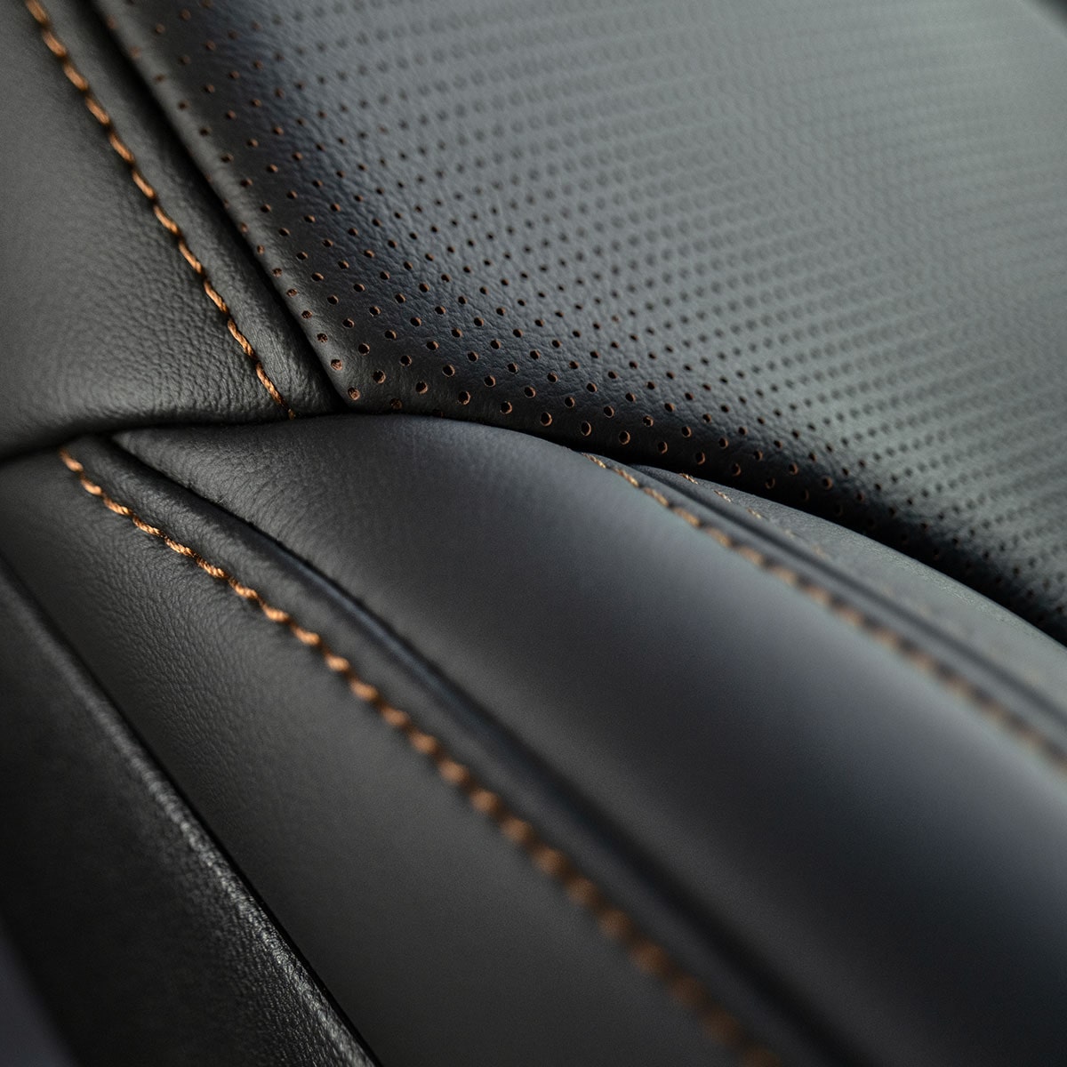 Detalle de la costura marrón en los asientos en piel de color Negro de Cadillac CT5