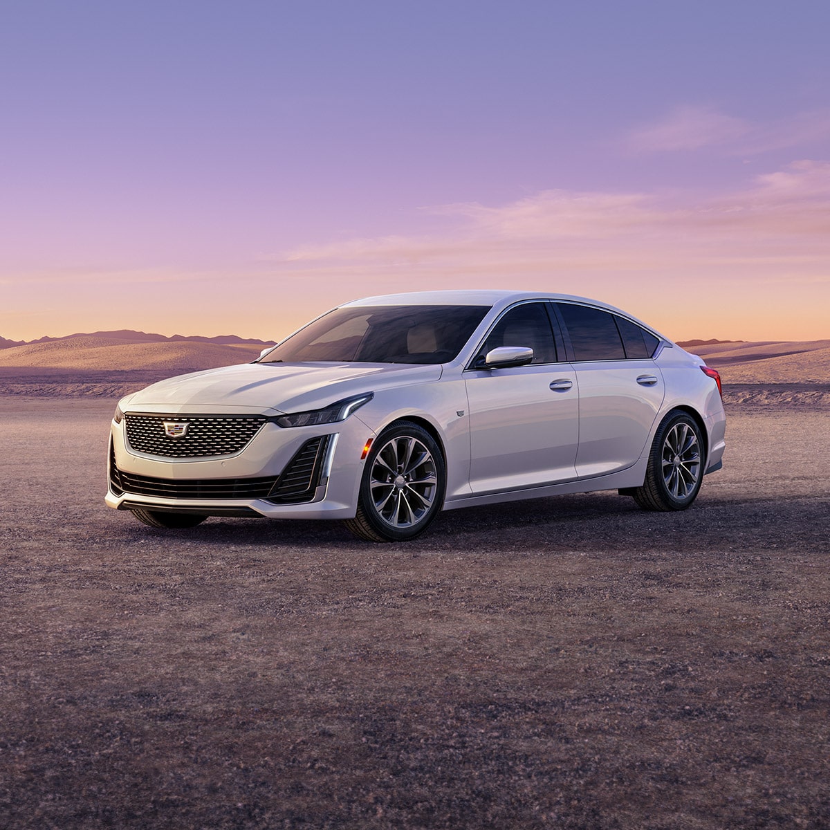 Un Cadillac CT5 en color Blanco Cristal tricapa estacionado en el desierto