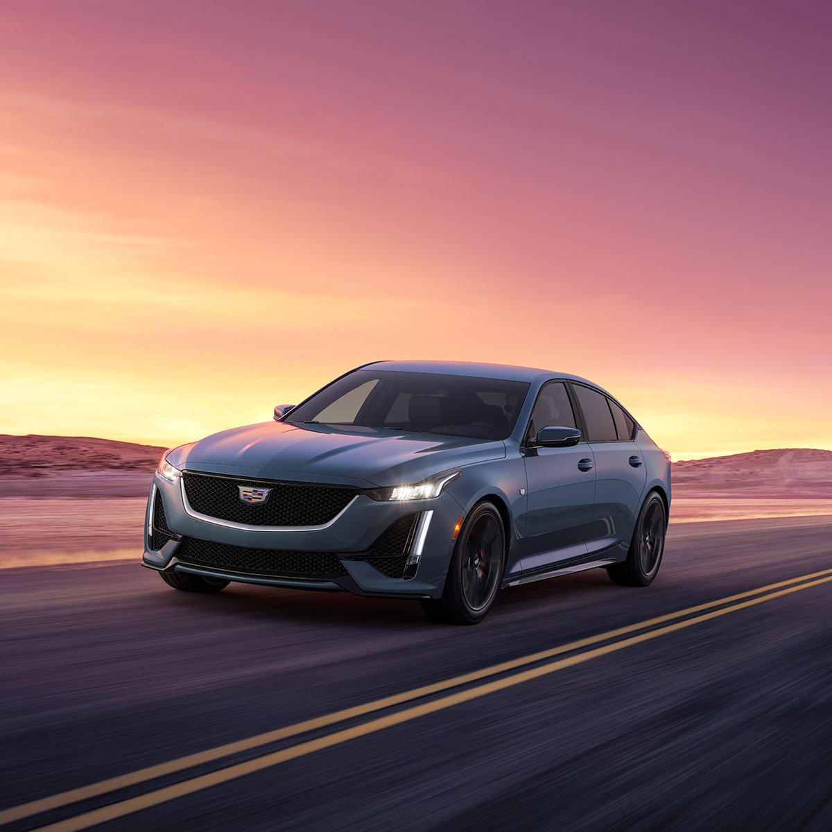Cadillac CT5 2024 en Acero Medianoche Metálico, circulando