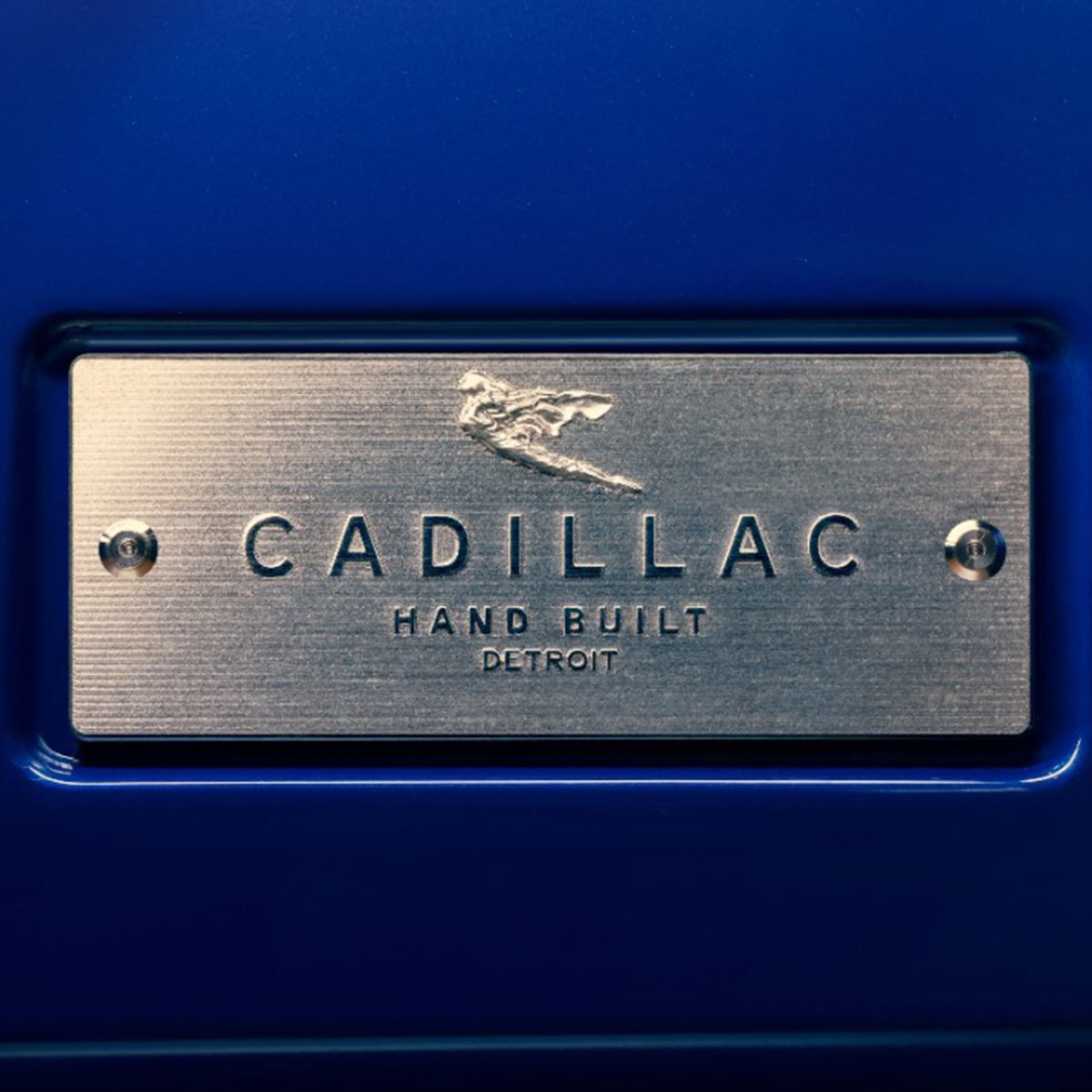 Emblema de "Cadillac hecho a mano" en un Cadillac CELESTIQ