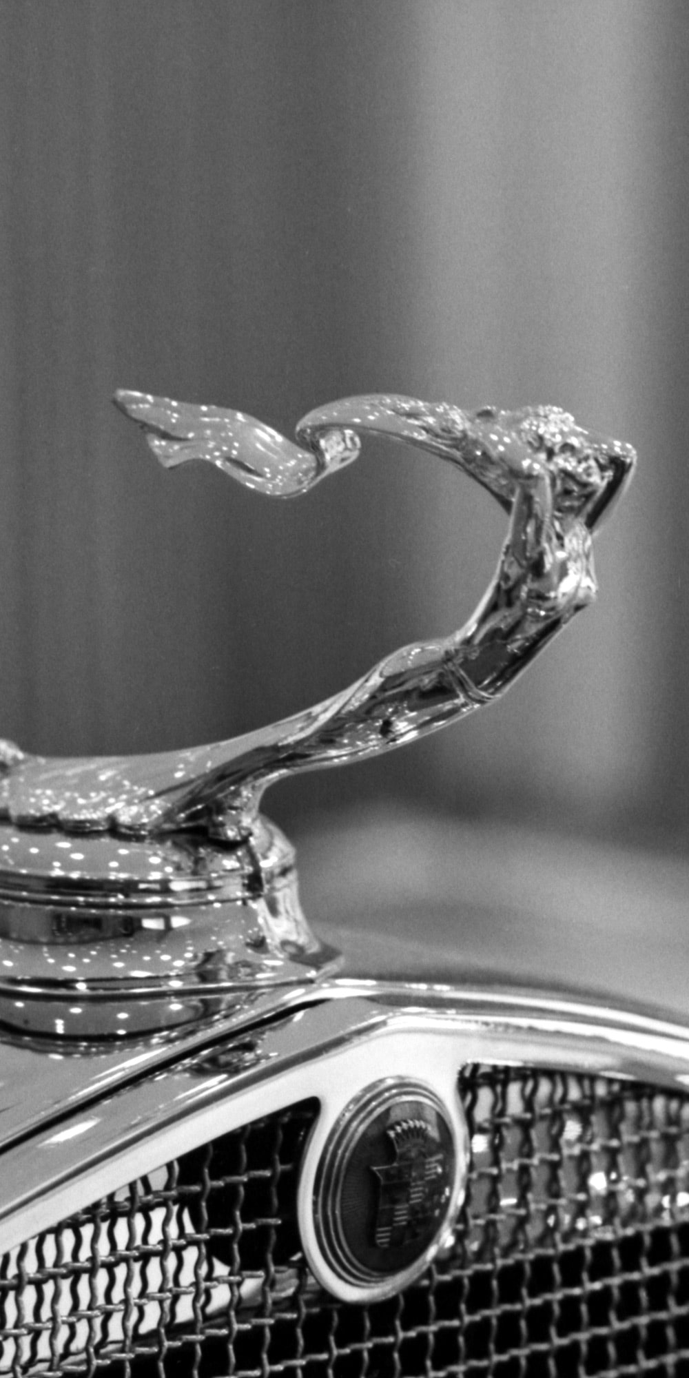 Adorno cromado para el cofre del Cadillac en un vehículo Cadillac clásico
