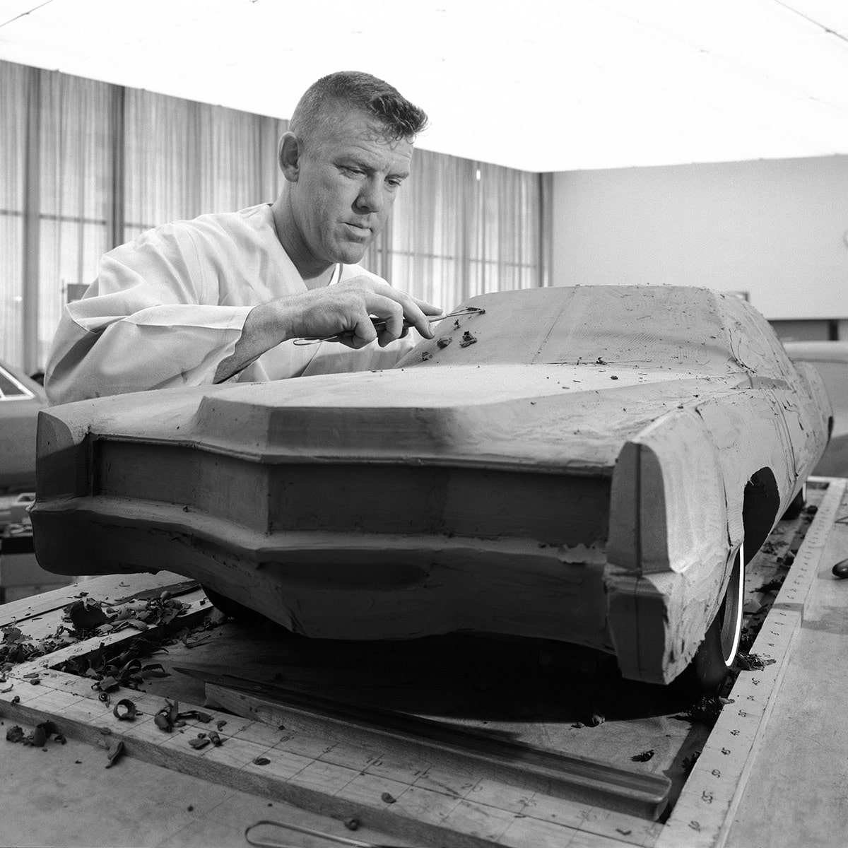 Escultor trabajando en un modelo a escala, 6/3/1965