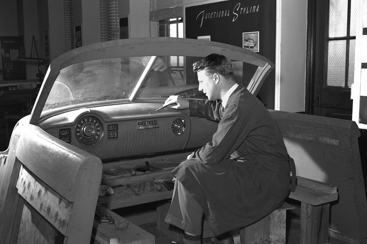 Escultor trabajando en un modelo de arcilla del interior de un Cadillac 1950, 5/18/1948