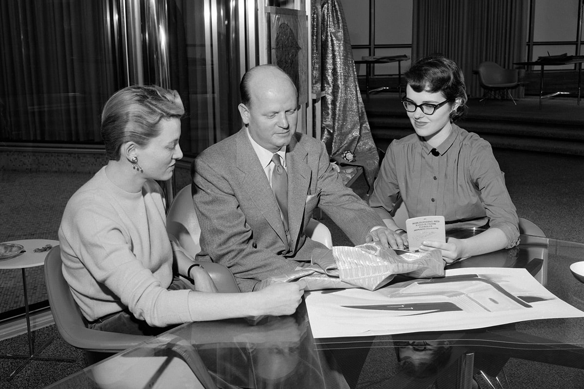 Peggy Sauer, Bill Mitchell y Dagmar Arnold revisando telas, 9/27/1956