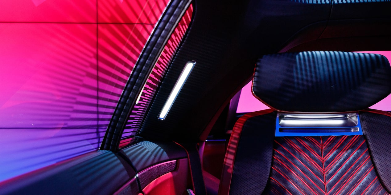 Primer plano del interior del apoyacabezas del Cadillac CELESTIQ