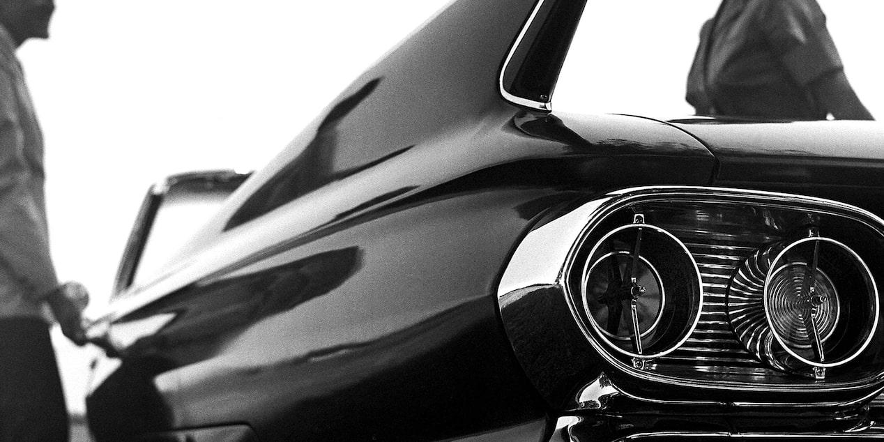 Primer plano del faro trasero de un Cadillac clásico