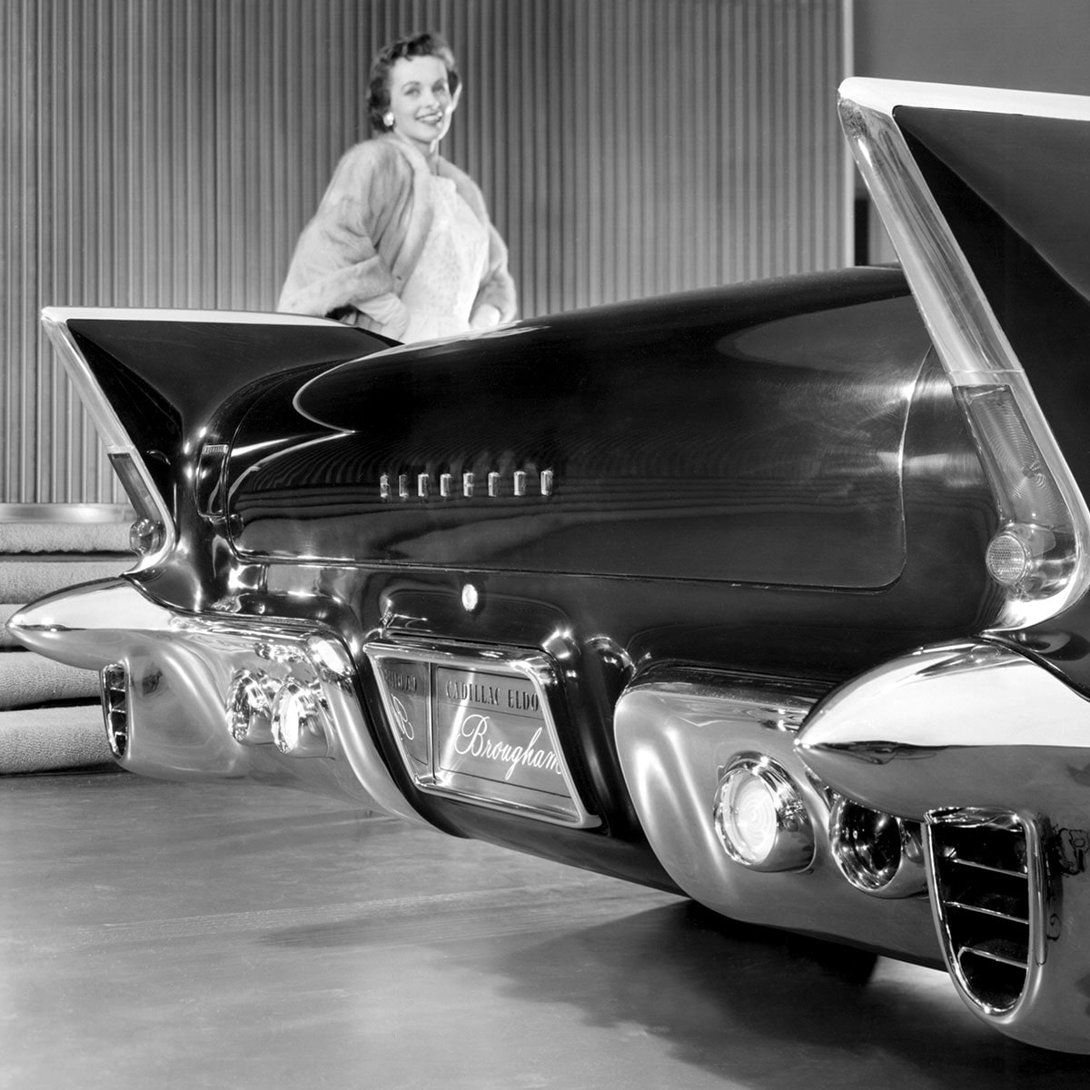 Primer plano de las aletas traseras de un Cadillac Eldorado en una sala de exposición