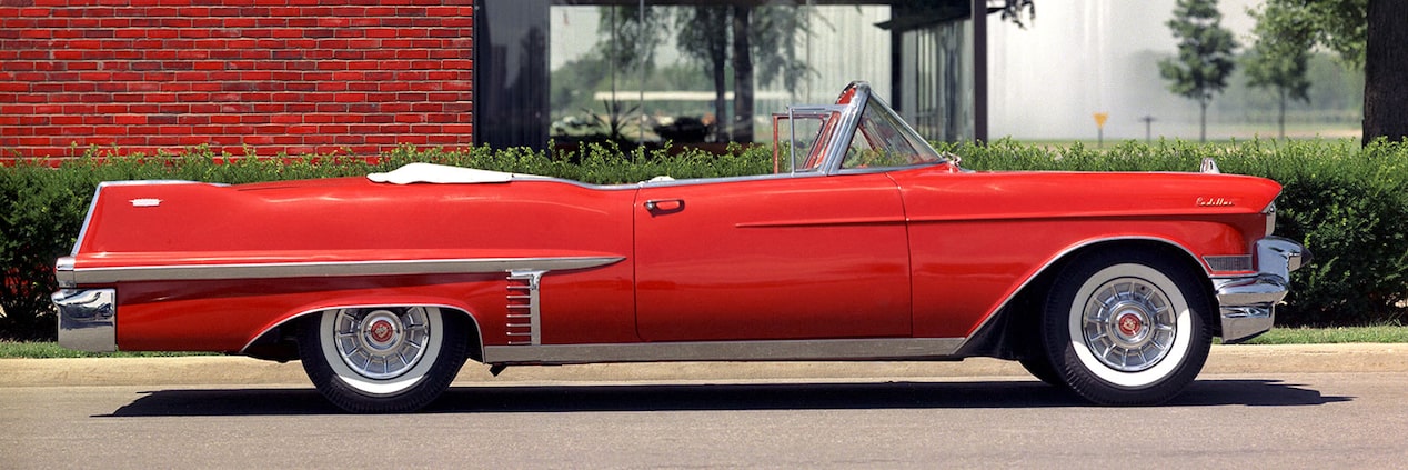 Perfil lateral de un viejo Cadillac rojo clásico convertible estacionado