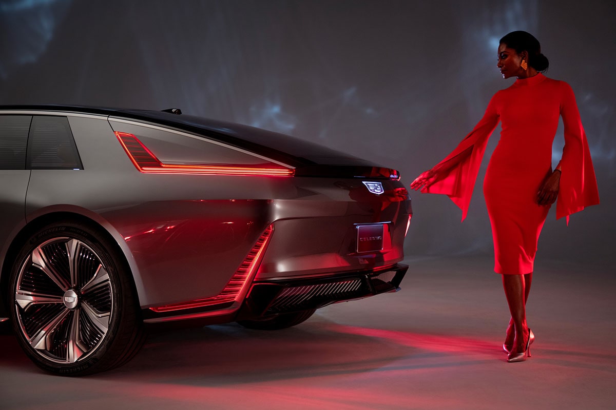 Una mujer camina por la parte trasera del Cadillac CELESTIQ