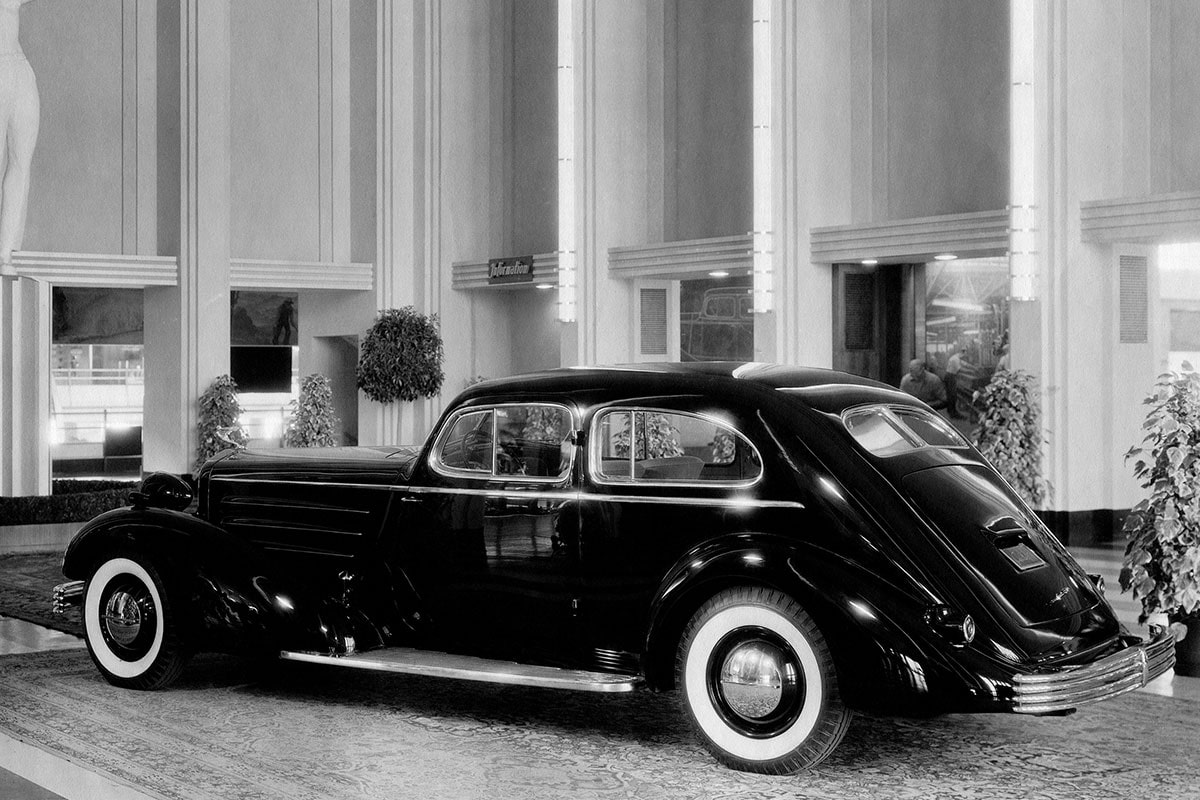 Cadillac Town Car 1940 estacionado en la sala de exposición
