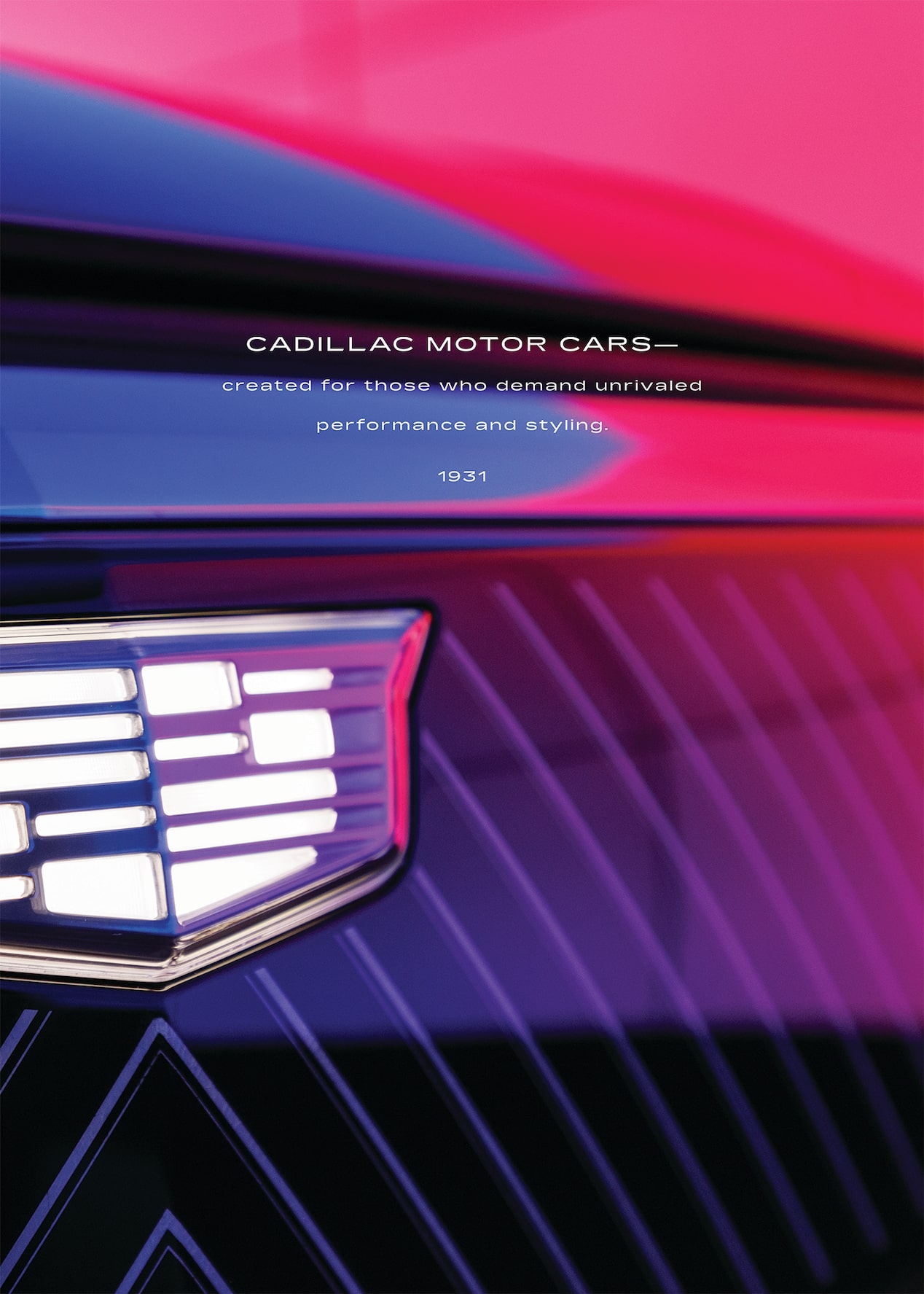 Primer plano del emblema de Cadillac en el lateral del CELESTIQ con iluminación roja