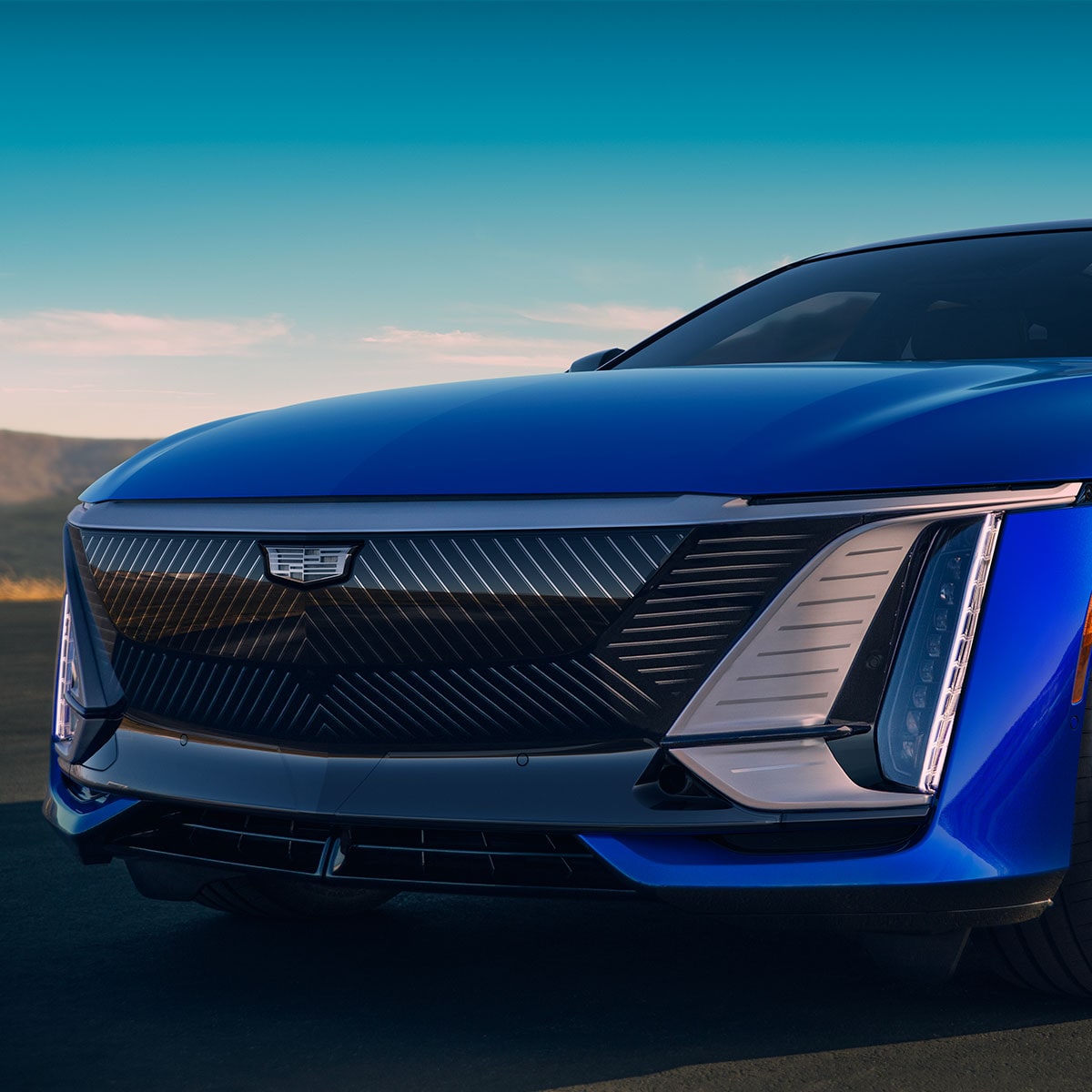 Primer plano de la parte delantera del Cadillac CELESTIQ en azul