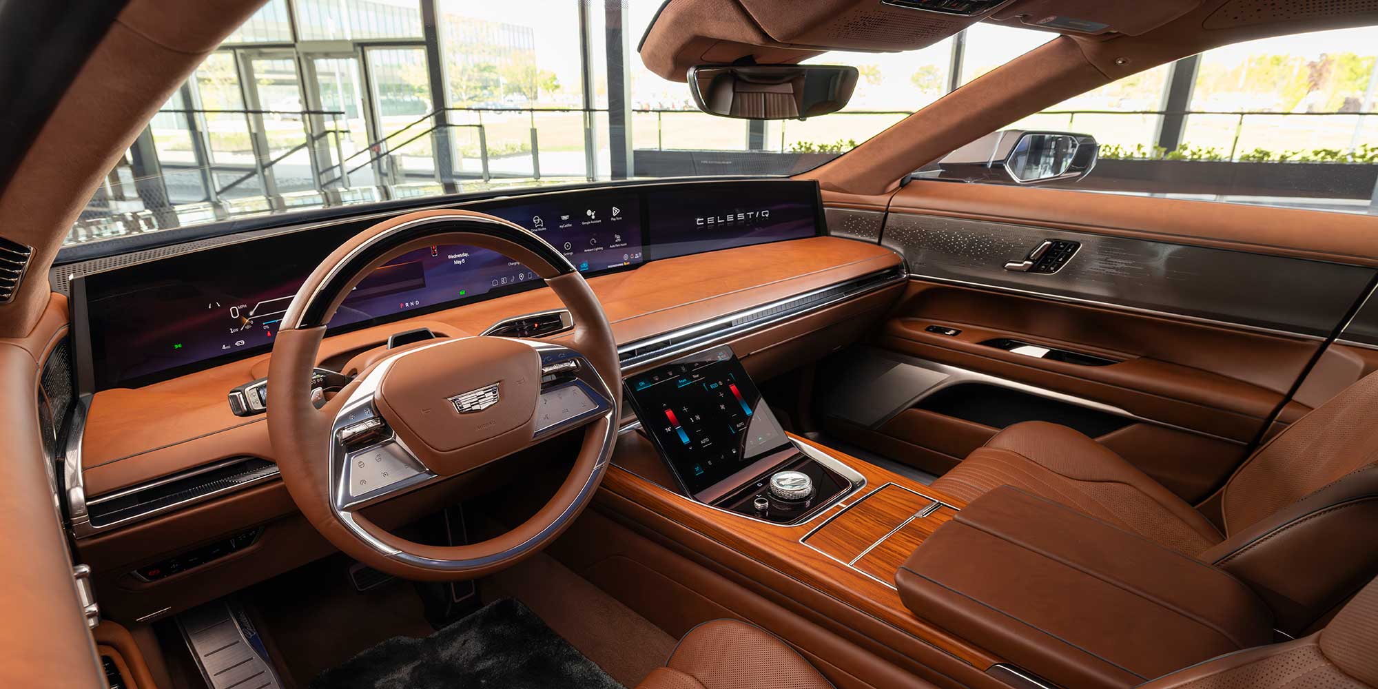Un primer plano del apoyacabezas de un asiento de Cadillac CELESTIQ, que presenta su logotipo en relieve.