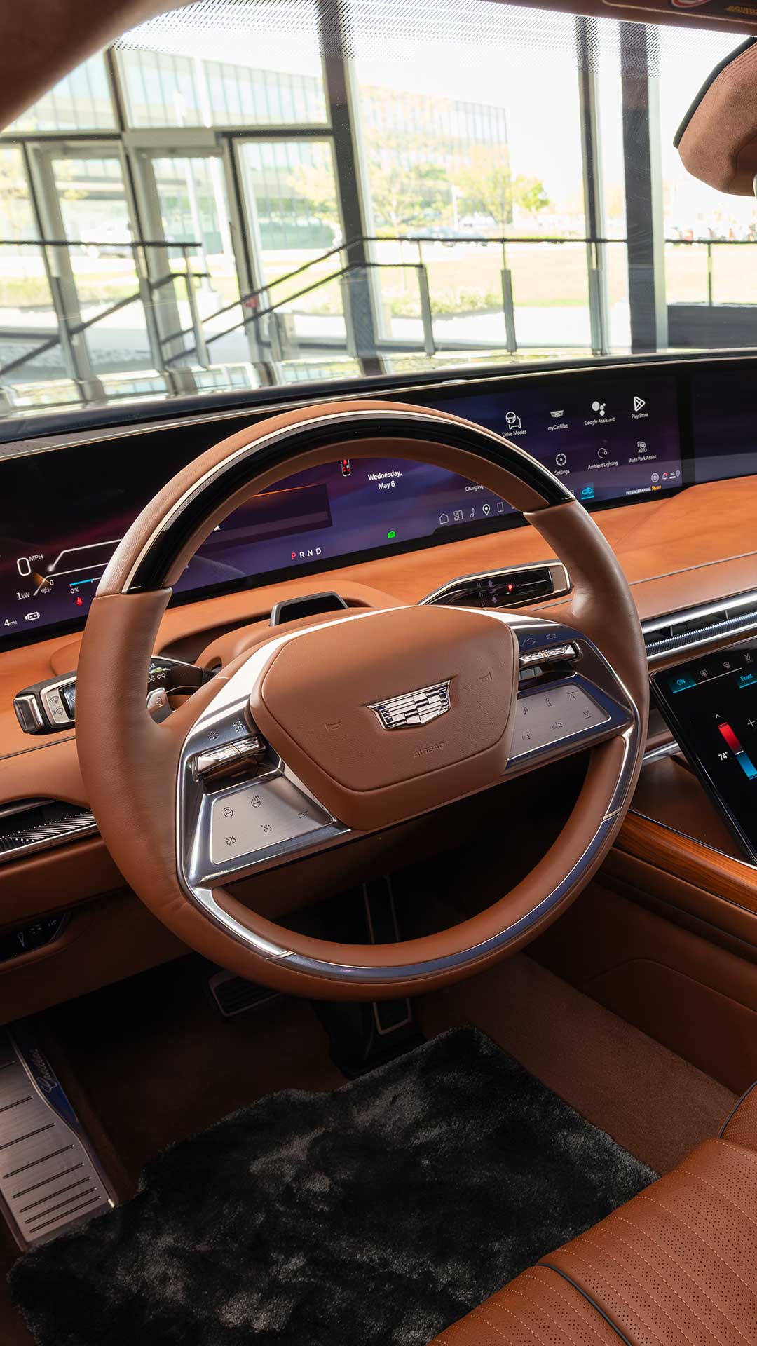 Un primer plano extremo del apoyacabezas de un asiento de Cadillac CELESTIQ con el logotipo grabado.