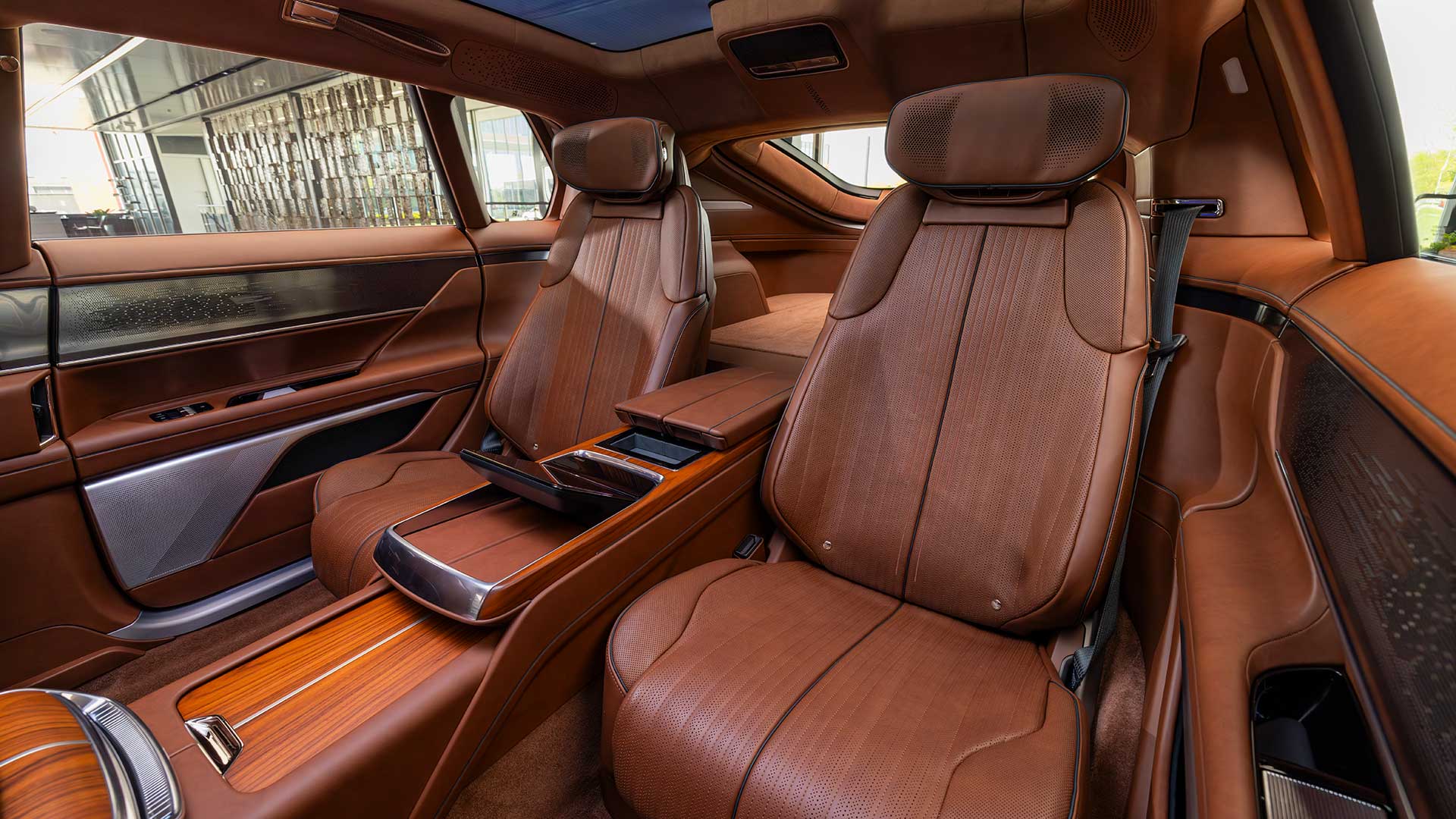 El lujoso interior de Cadillac CELESTIQ muestra un tablero amplio con múltiples pantallas digitales.