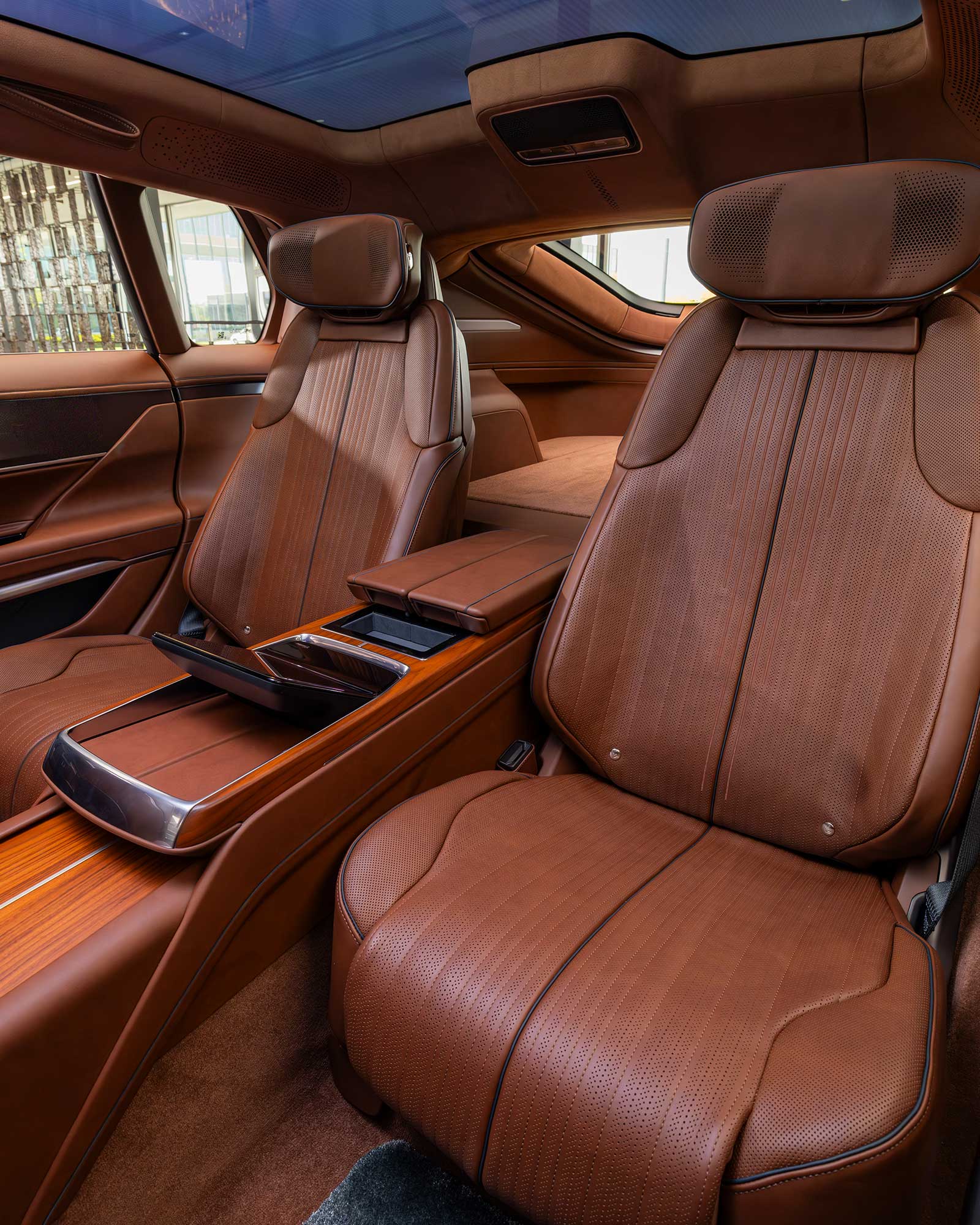 El lujoso interior de Cadillac CELESTIQ muestra un tablero amplio con múltiples pantallas digitales.