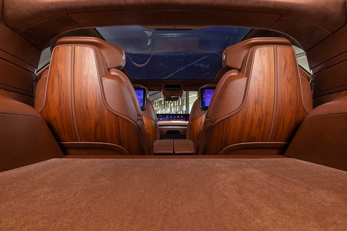 El interior trasero de Cadillac CELESTIQ presenta asientos color crema con pantallas de entretenimiento dobles.