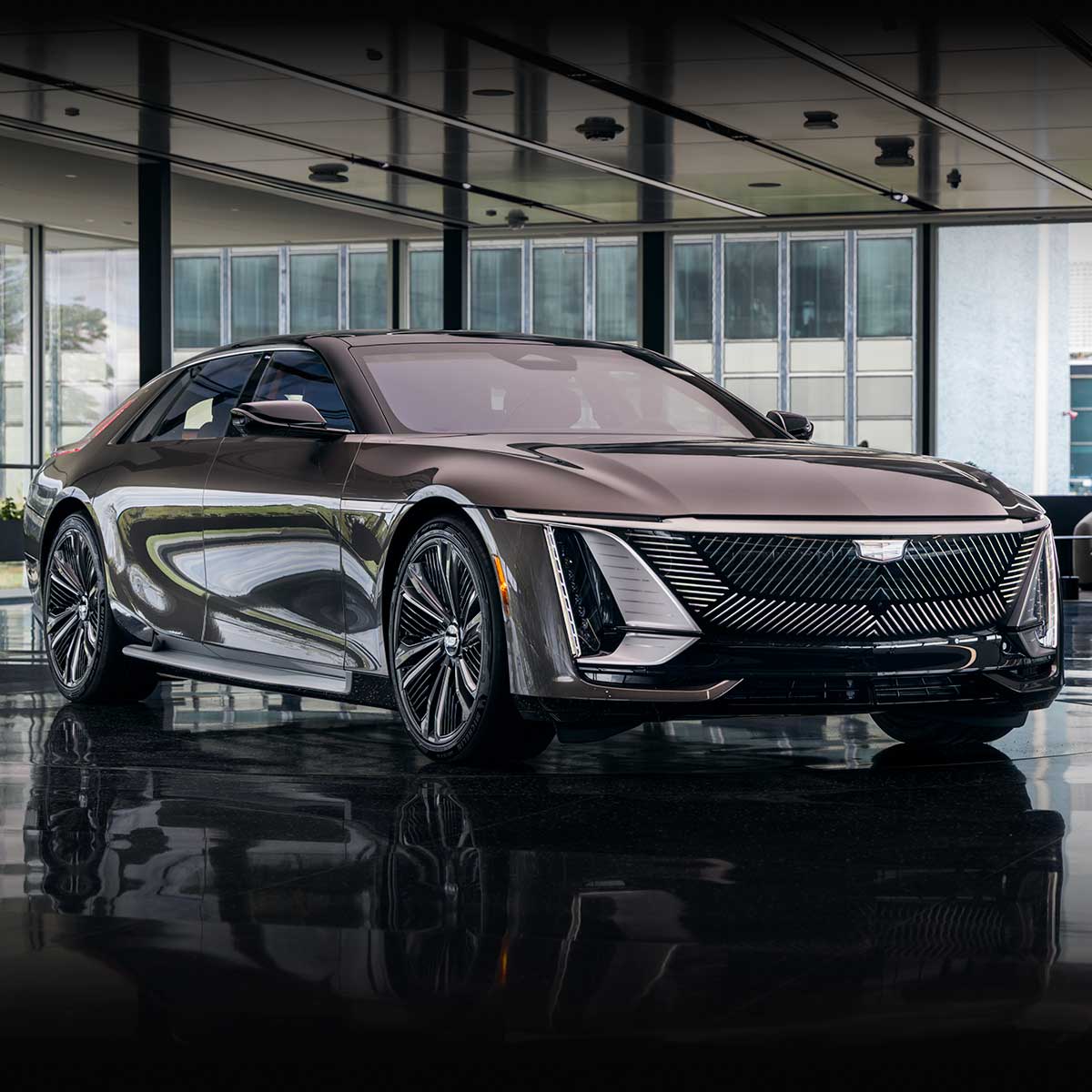 Un Cadillac CELESTIQ gris oscuro estacionado frente a una pared con textura dorada, con el texto "Sea Wolf" visible.