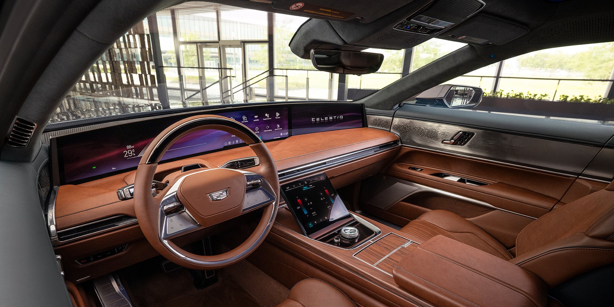 Un primer plano del apoyacabezas de un asiento de Cadillac CELESTIQ, que presenta su logotipo en relieve.