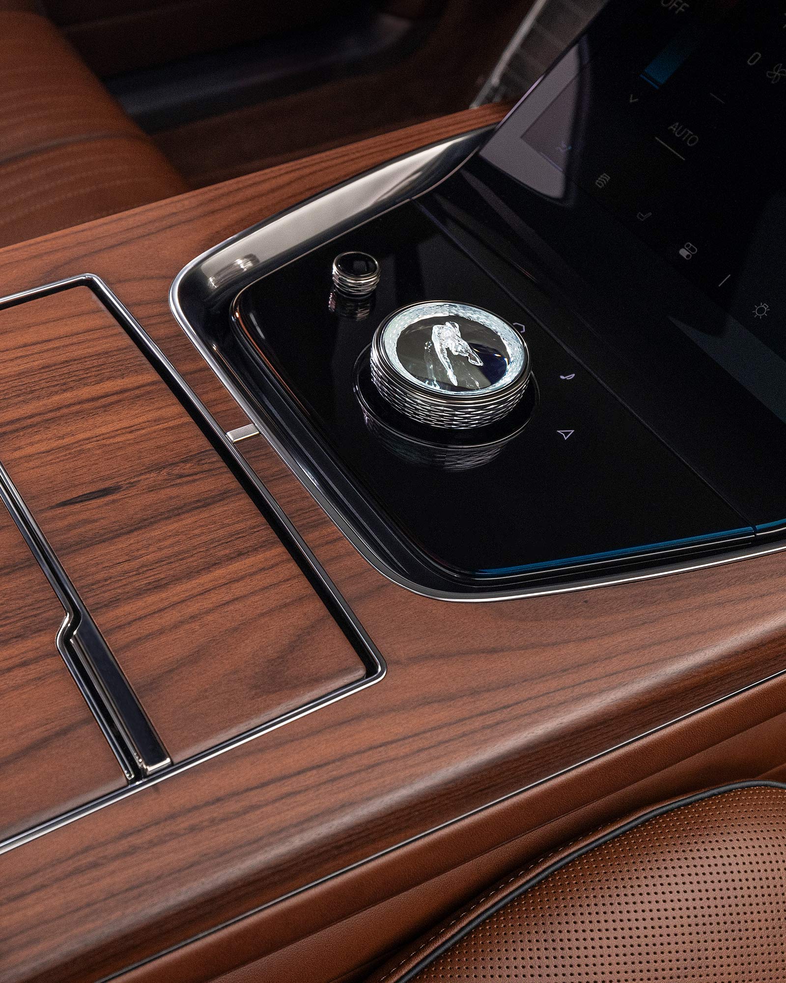 Una vista detallada del rin delantero de Cadillac CELESTIQ y su puerto de carga eléctrica.
