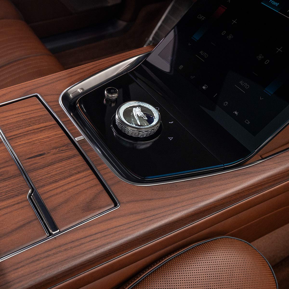 Una vista detallada del rin delantero de Cadillac CELESTIQ y su puerto de carga eléctrica.