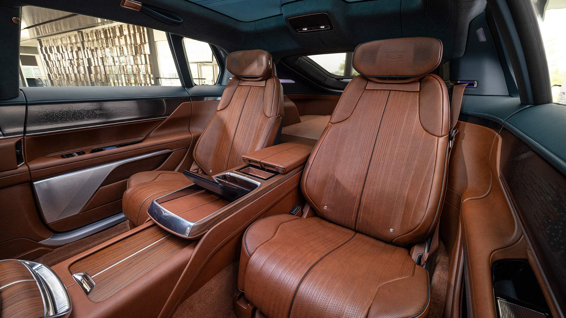 El lujoso interior de Cadillac CELESTIQ muestra un tablero amplio con múltiples pantallas digitales.