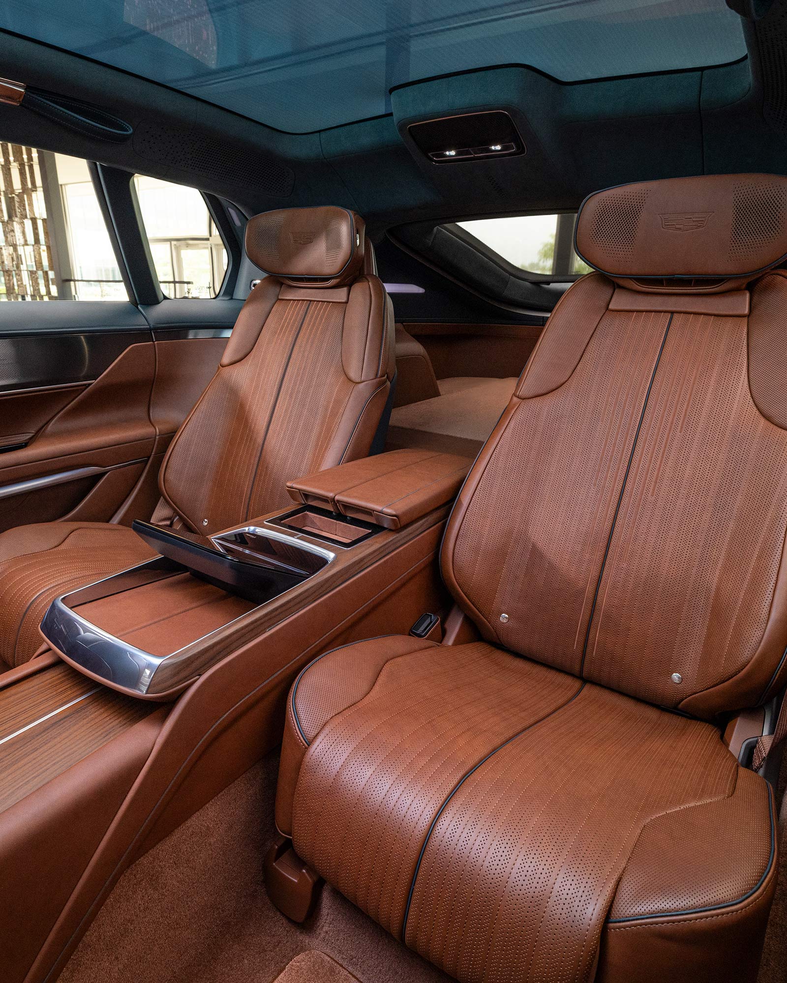 El lujoso interior de Cadillac CELESTIQ muestra un tablero amplio con múltiples pantallas digitales.