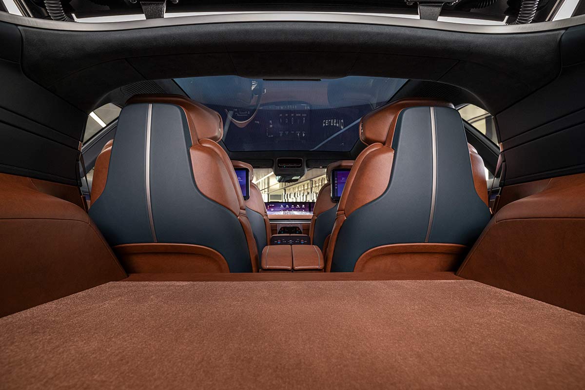 El interior trasero de Cadillac CELESTIQ presenta asientos color crema con pantallas de entretenimiento dobles.