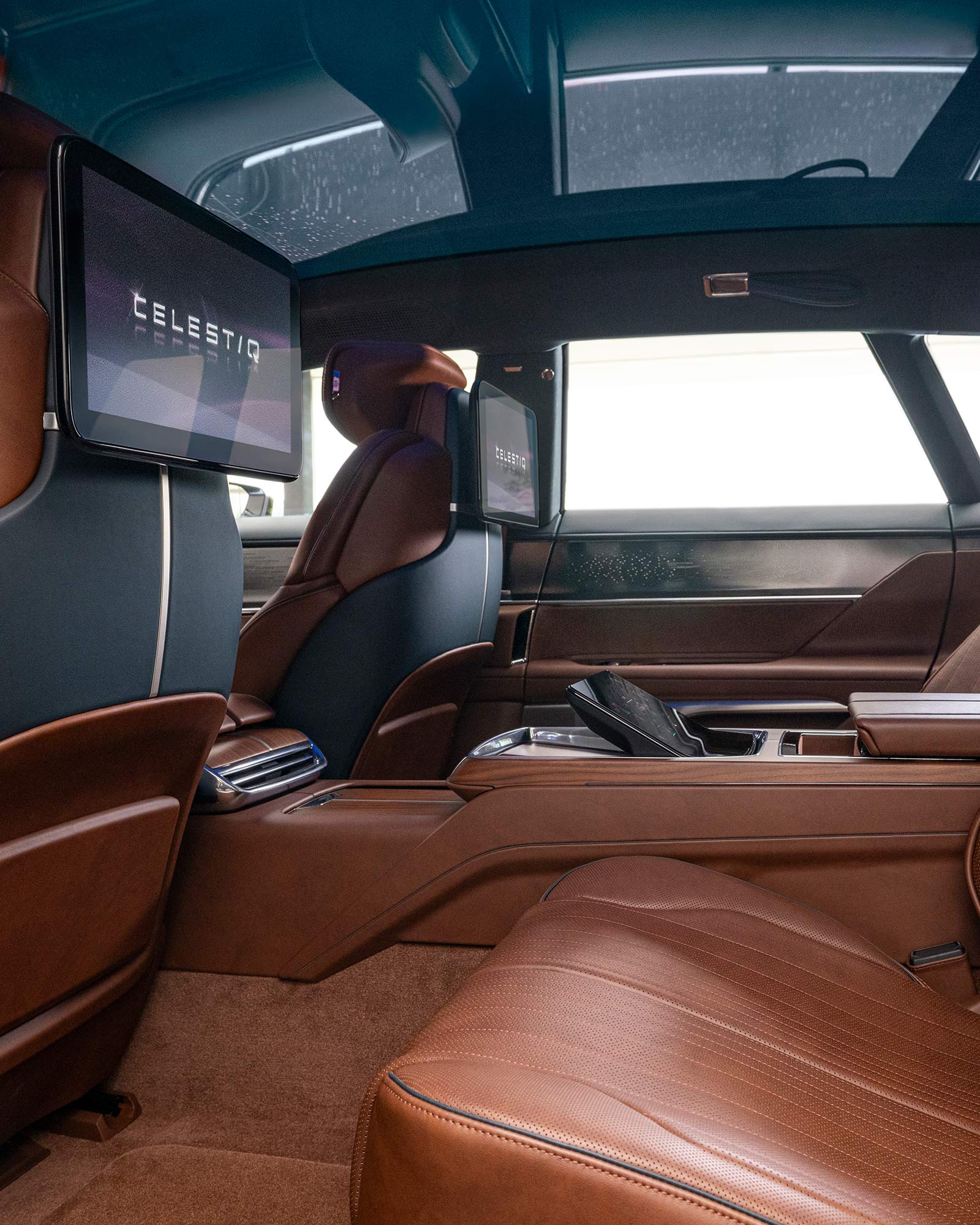 El interior trasero de Cadillac CELESTIQ presenta asientos color crema con pantallas de entretenimiento dobles.