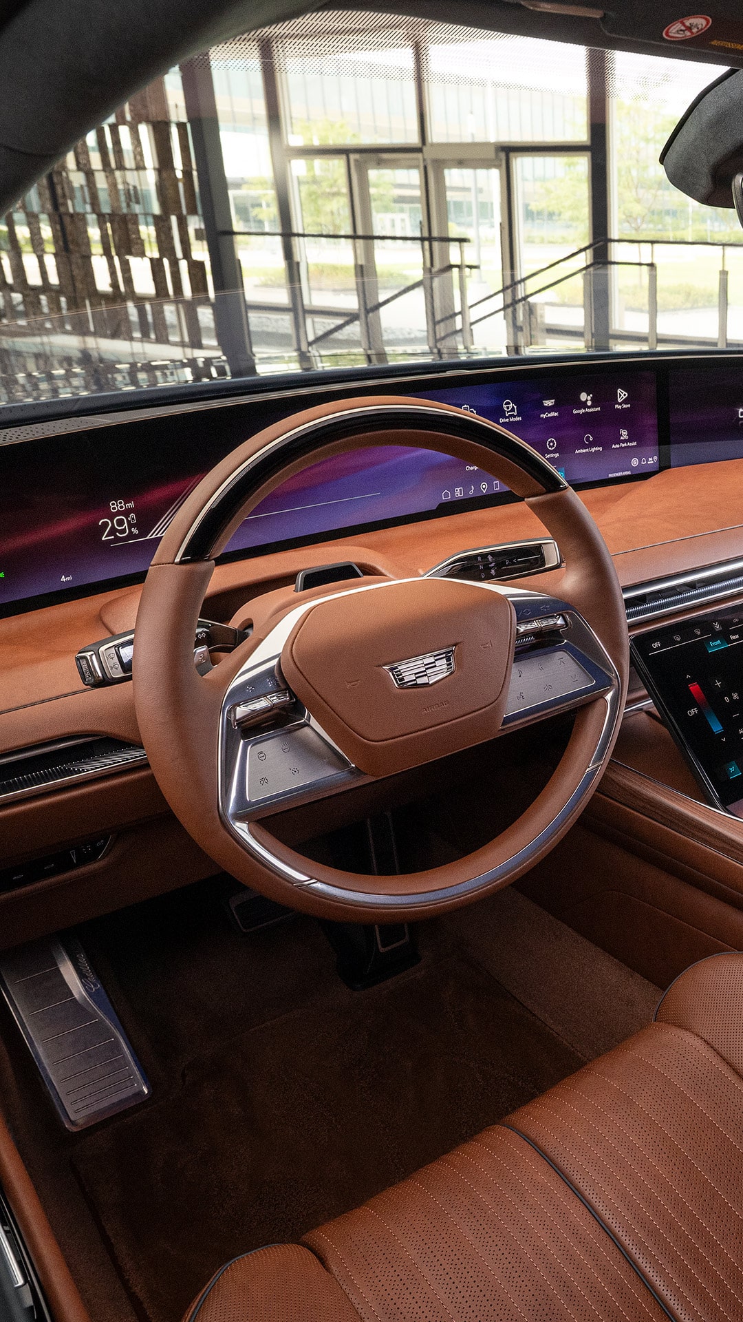 Un primer plano extremo del apoyacabezas de un asiento de Cadillac CELESTIQ con el logotipo grabado.