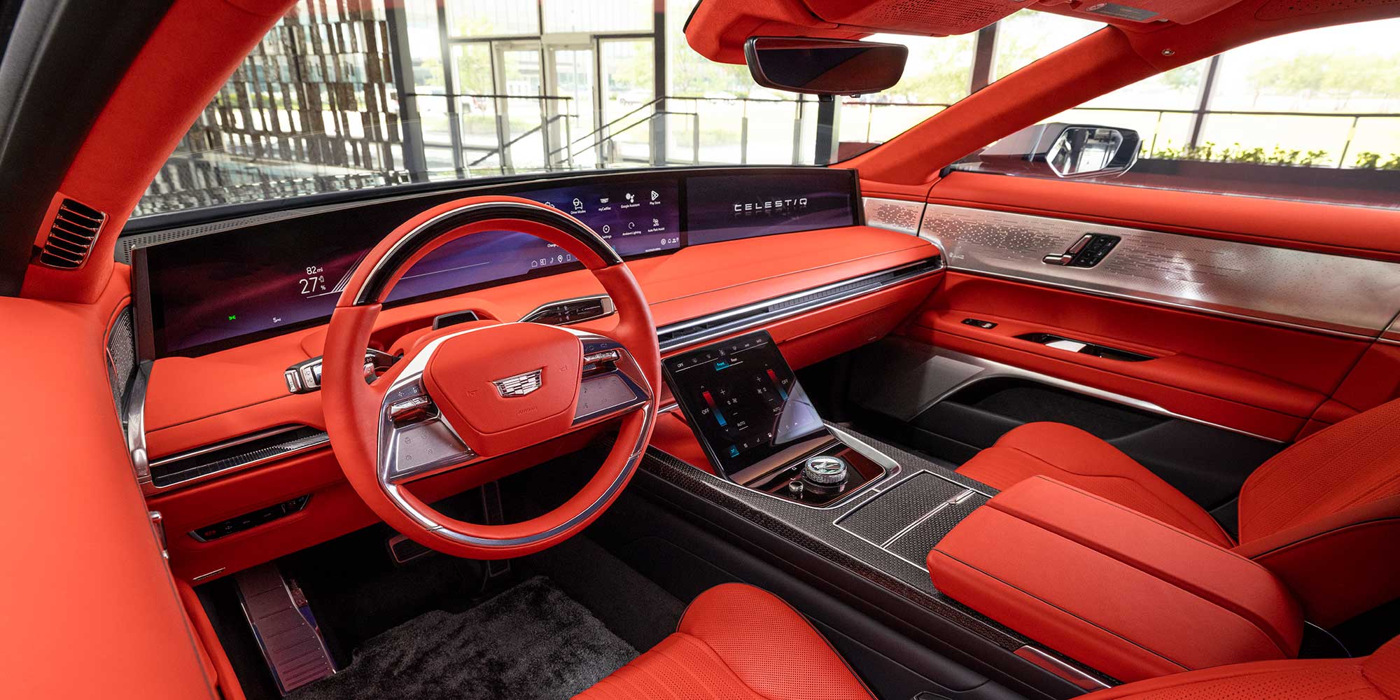 Un primer plano del apoyacabezas de un asiento de Cadillac CELESTIQ, que presenta su logotipo en relieve.